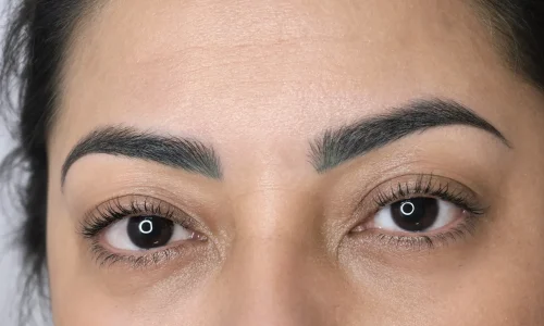 Micropigmentação Fica Verde?